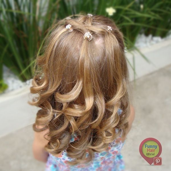 O penteado para daminha de casamento ideal para cada idade