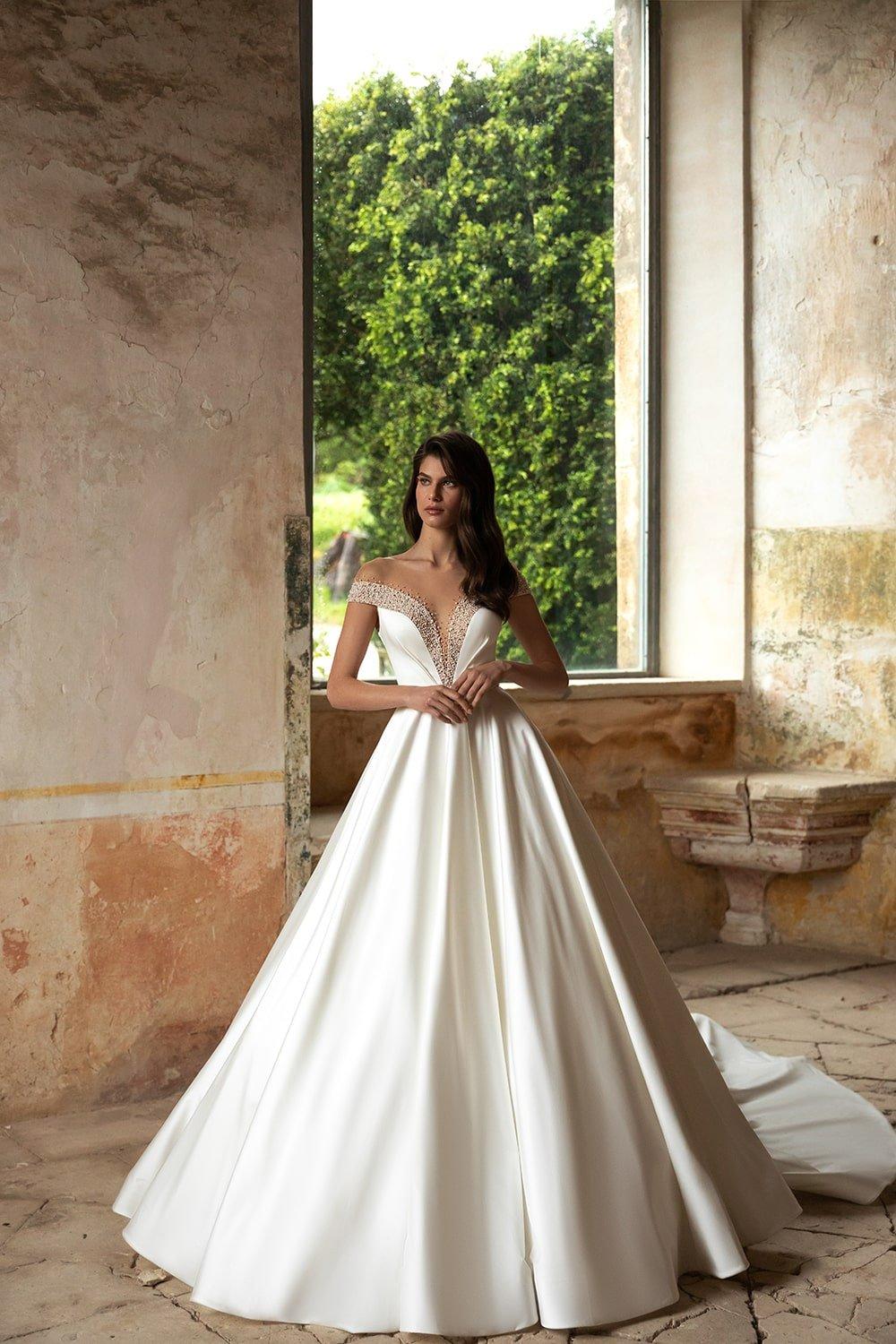 noiva com vestido princesa com brilho  Vestidos de noiva princesa, Vestidos  de noiva estilo princesa, Vestidos de casamento princesa