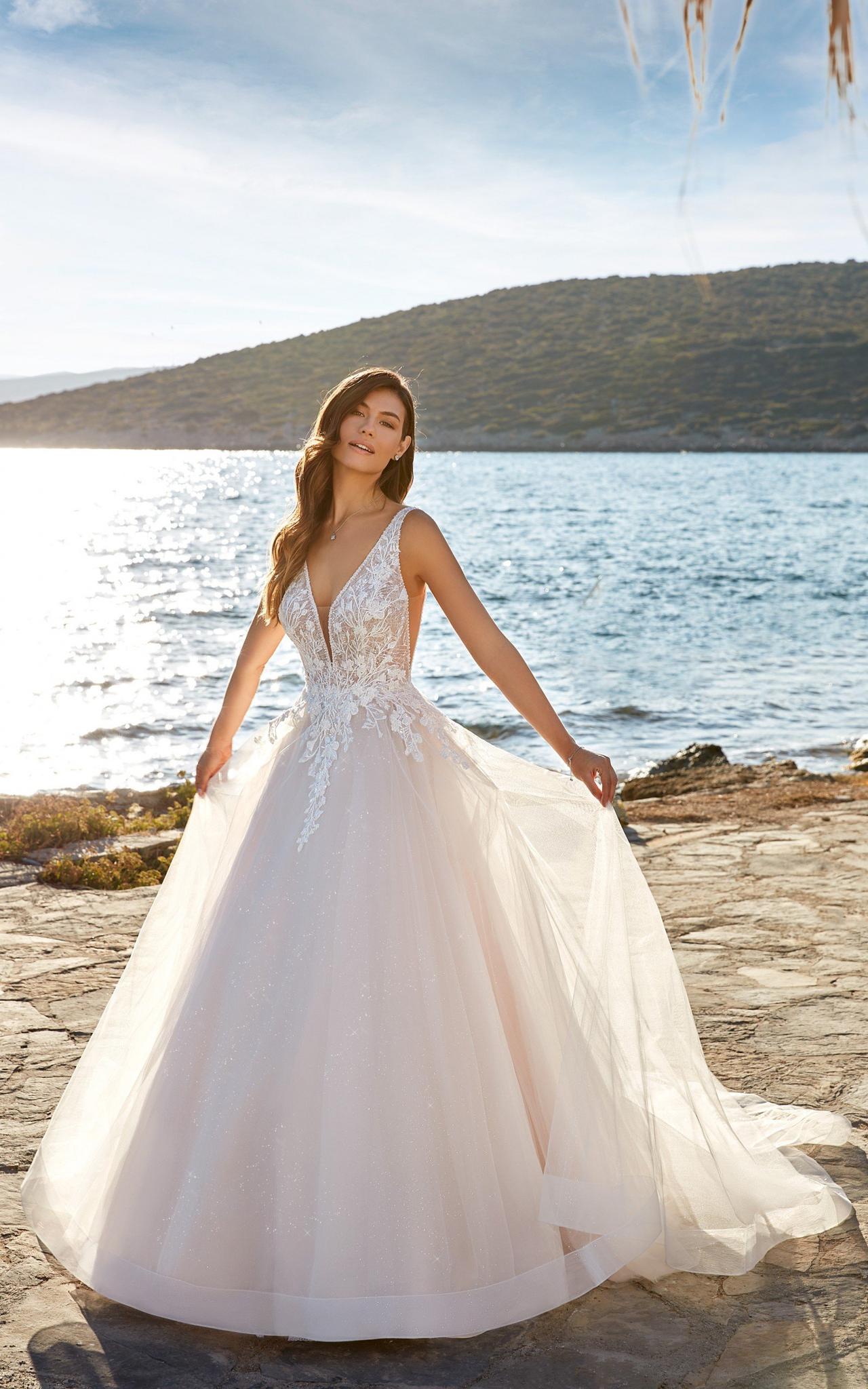 noiva com vestido princesa com brilho  Vestidos de noiva princesa, Vestidos  de noiva estilo princesa, Vestidos de casamento princesa