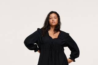 Modelo com Vestido de festa plus size