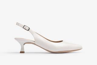Sapatos brancos para a noiva