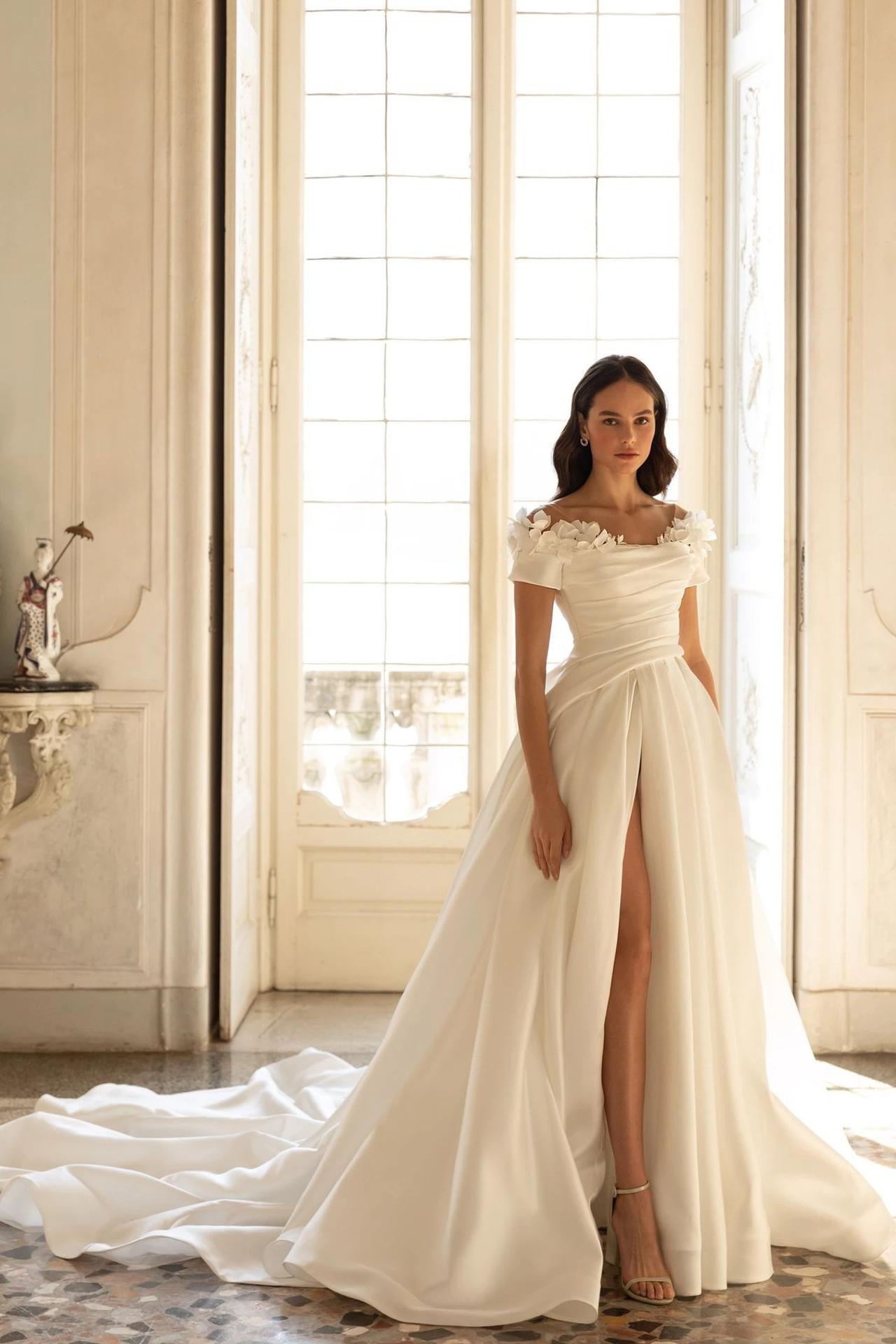 Vestidos de noiva com fenda: 115 modelos quem se casa em 2023!