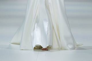 Vestido de noiva com decote assimétrico