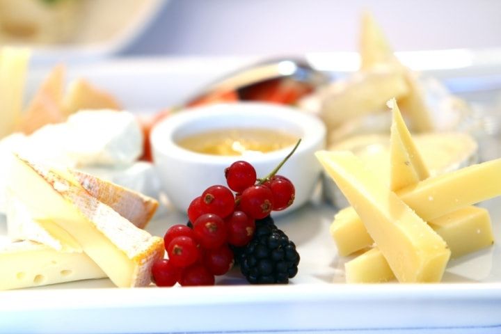 Coloque um buffet de queijo no seu casamento