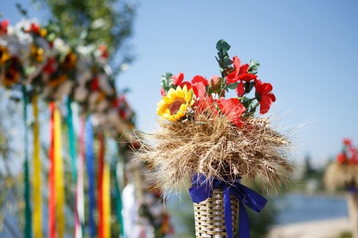 Flores artificiais na decoração do casamento