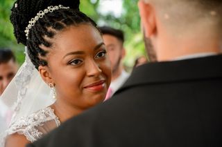 Penteado para noiva com cabelo crespo