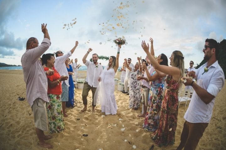 Casamento de Rapahel e Ioanara: romantismo e simplicidade em frente ao mar de Itapema