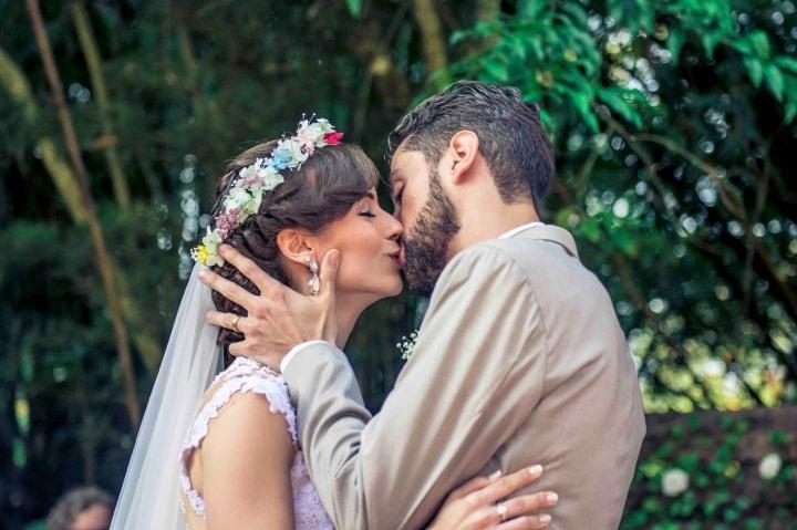 Casal se beija no casamento