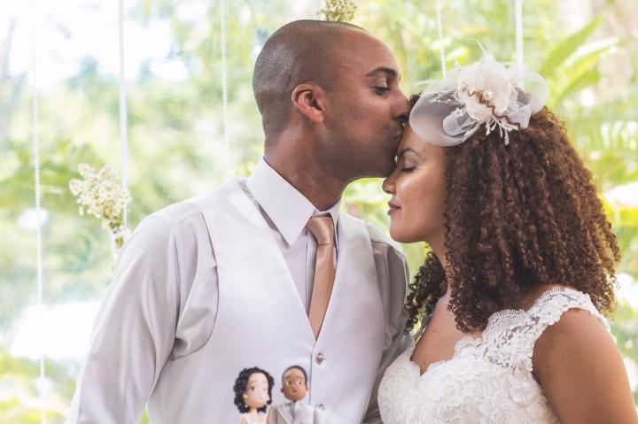 Casal se beija no casamento