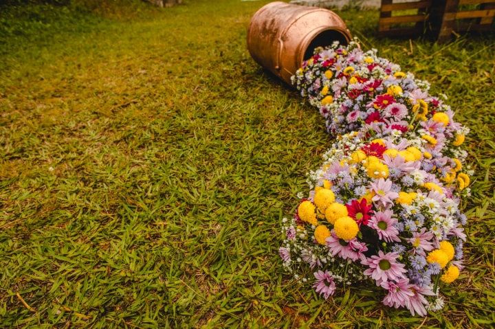 6 Formas diferentes para colocar arranjos de flores no décor