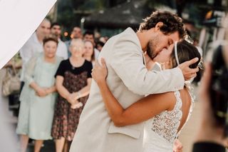 Casal se beija no casamento