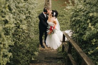 Casal se beija no casamento