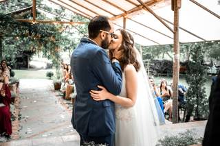 Casal se beija no casamento