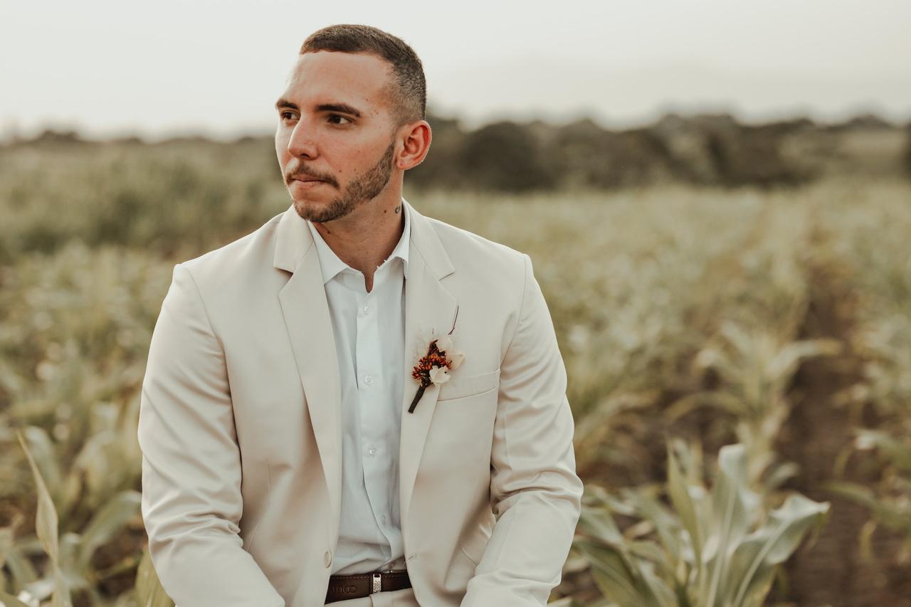 Roupa noivo casamento na praia