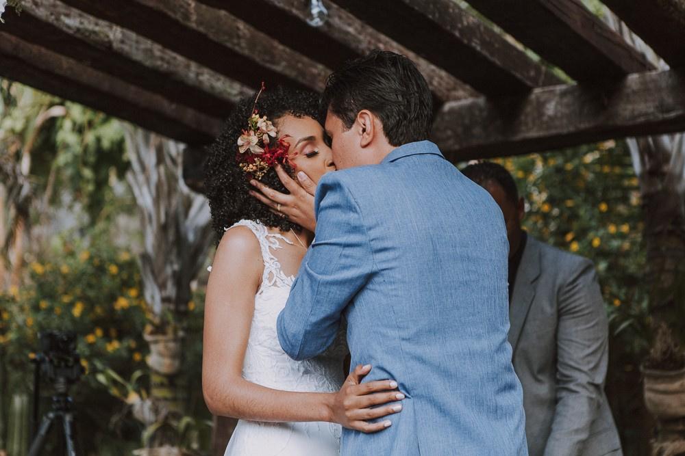 Casal se beija no casamento