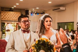 Casal na cerimônia de casamento