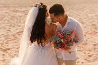 Noivos com seu cachorro no casamento