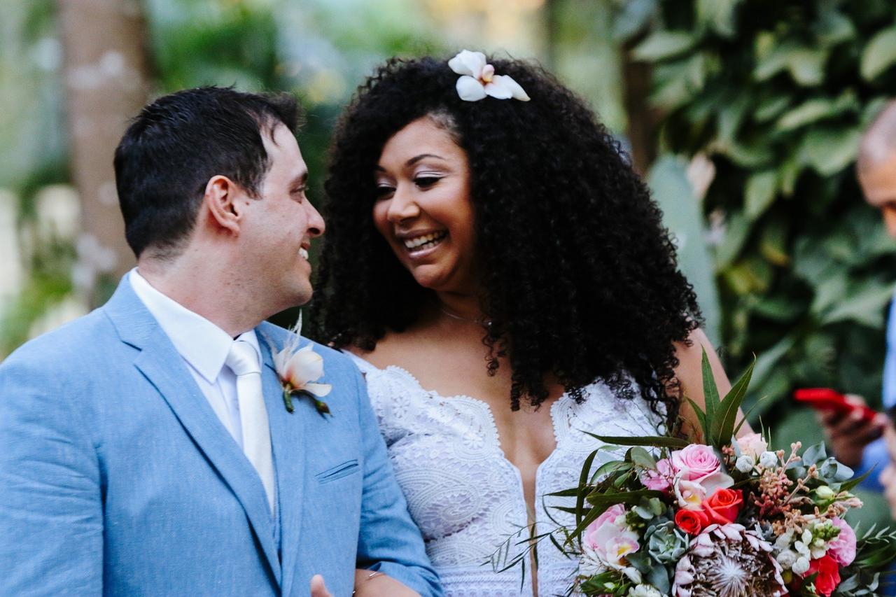 Casal no altar e noiva com penteado solto