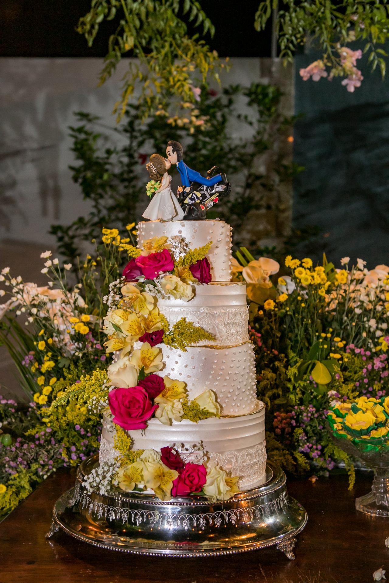 Bolo de casamento com flores