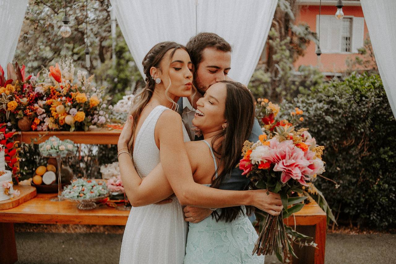 Sem convidados, casal realiza cerimônia de casamento em praia de