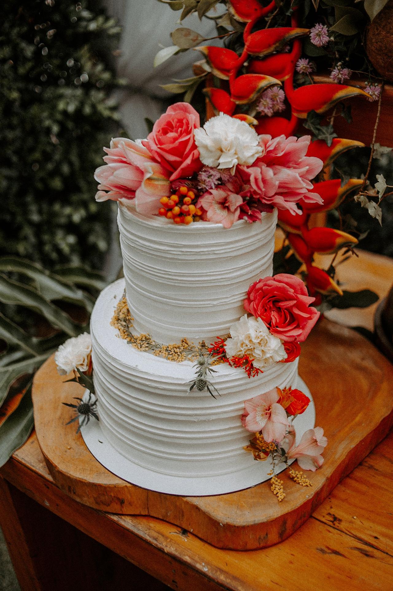 Bolo de casamento com flores