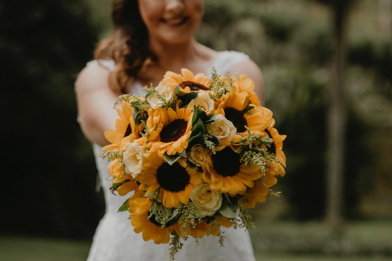 Noiva com buquê de flores do campo