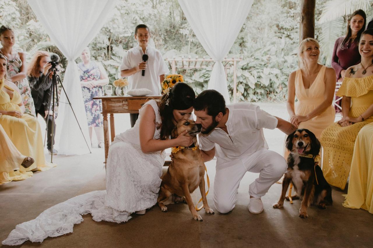 Noivos com seu cachorro no casamento