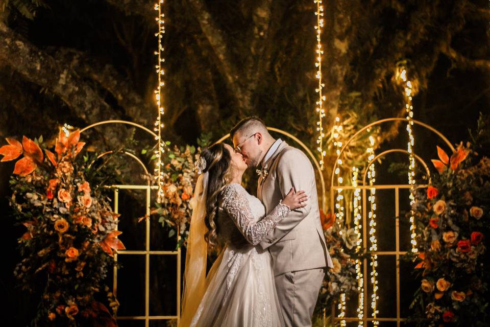 fotógrafo do casamento casal beijando-se