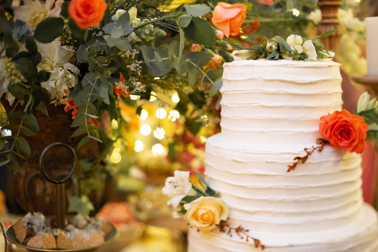 Bolo de casamento minimalista