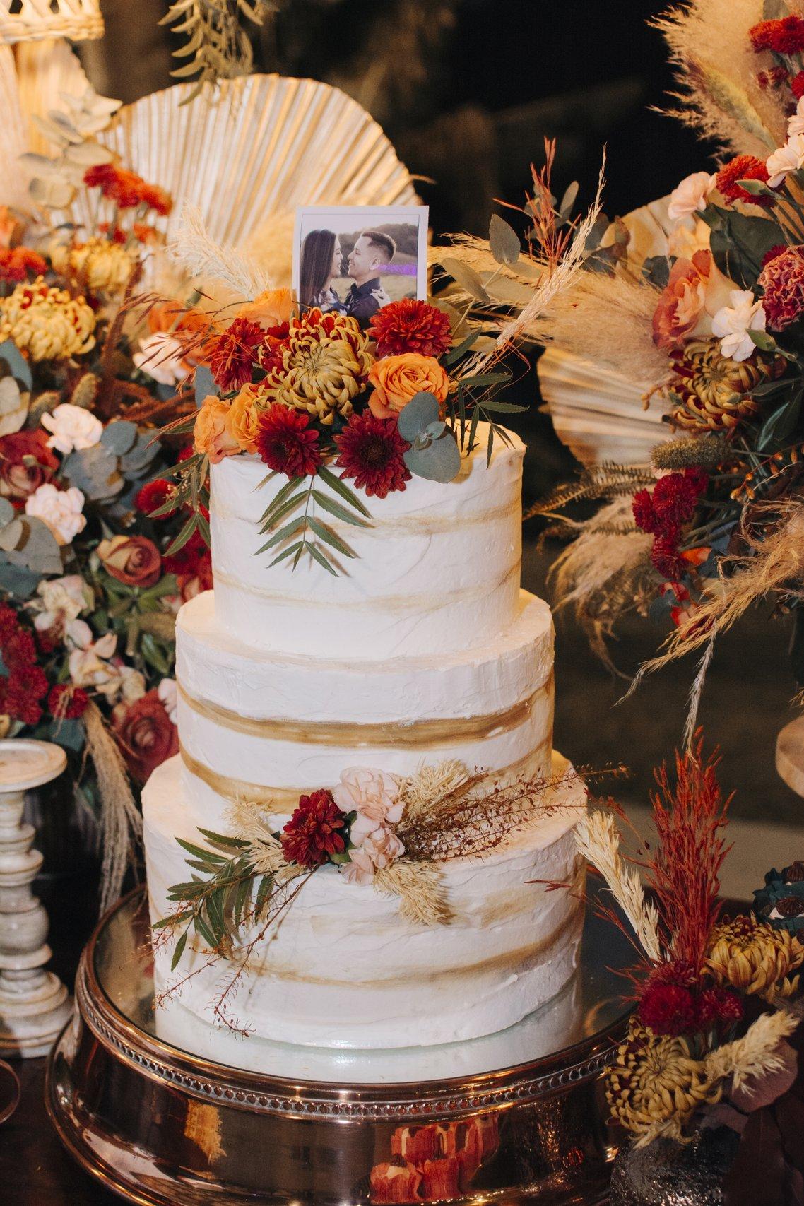 Bolo de casamento com flores