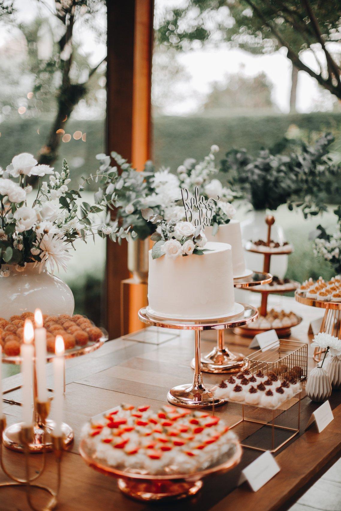 Bolo de casamento minimalista