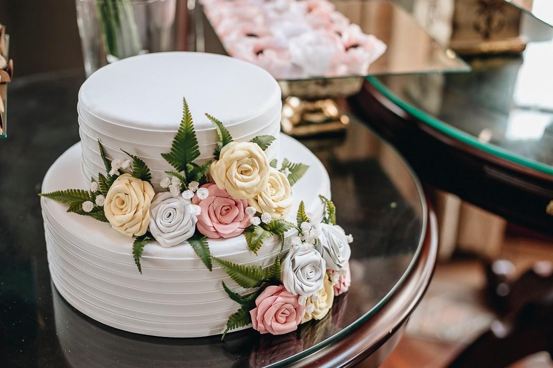 Bolo de casamento minimalista