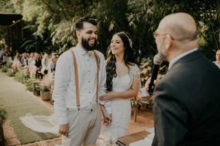 Casal no altar e noiva com penteado solto