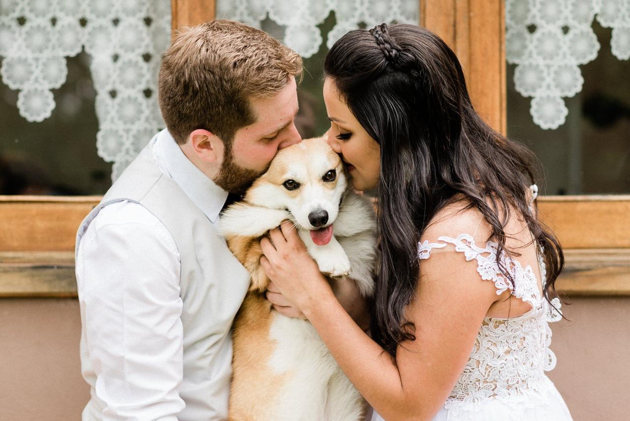 Noivos com seu cachorro no casamento