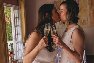 Casal se beija no casamento