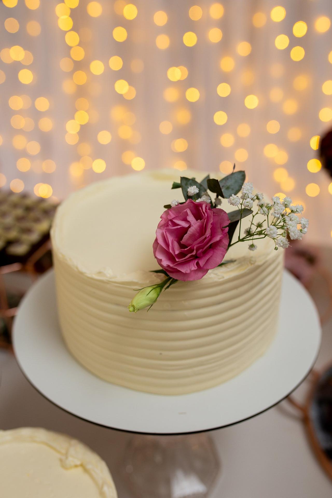 Bolo de casamento com flores