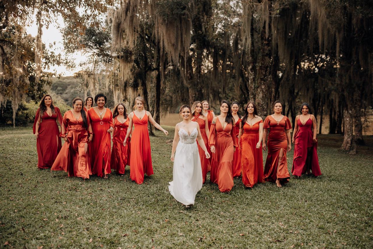 Casamento com madrinhas de sales vermelho