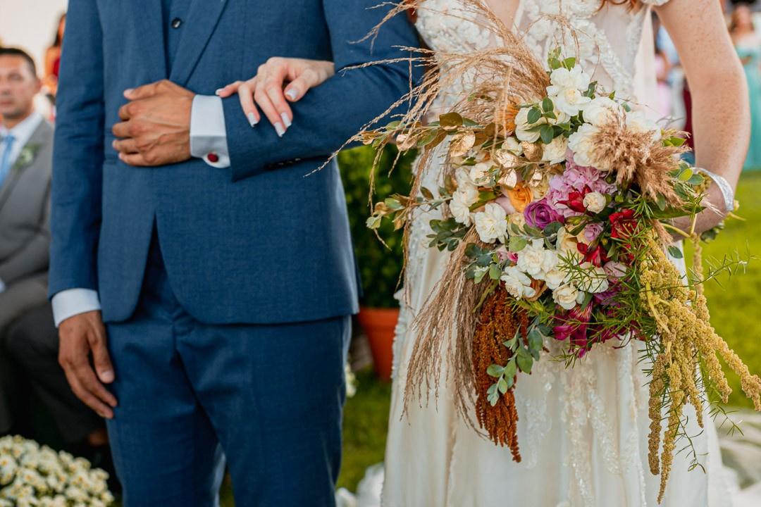 Noiva com buquê de flores do campo