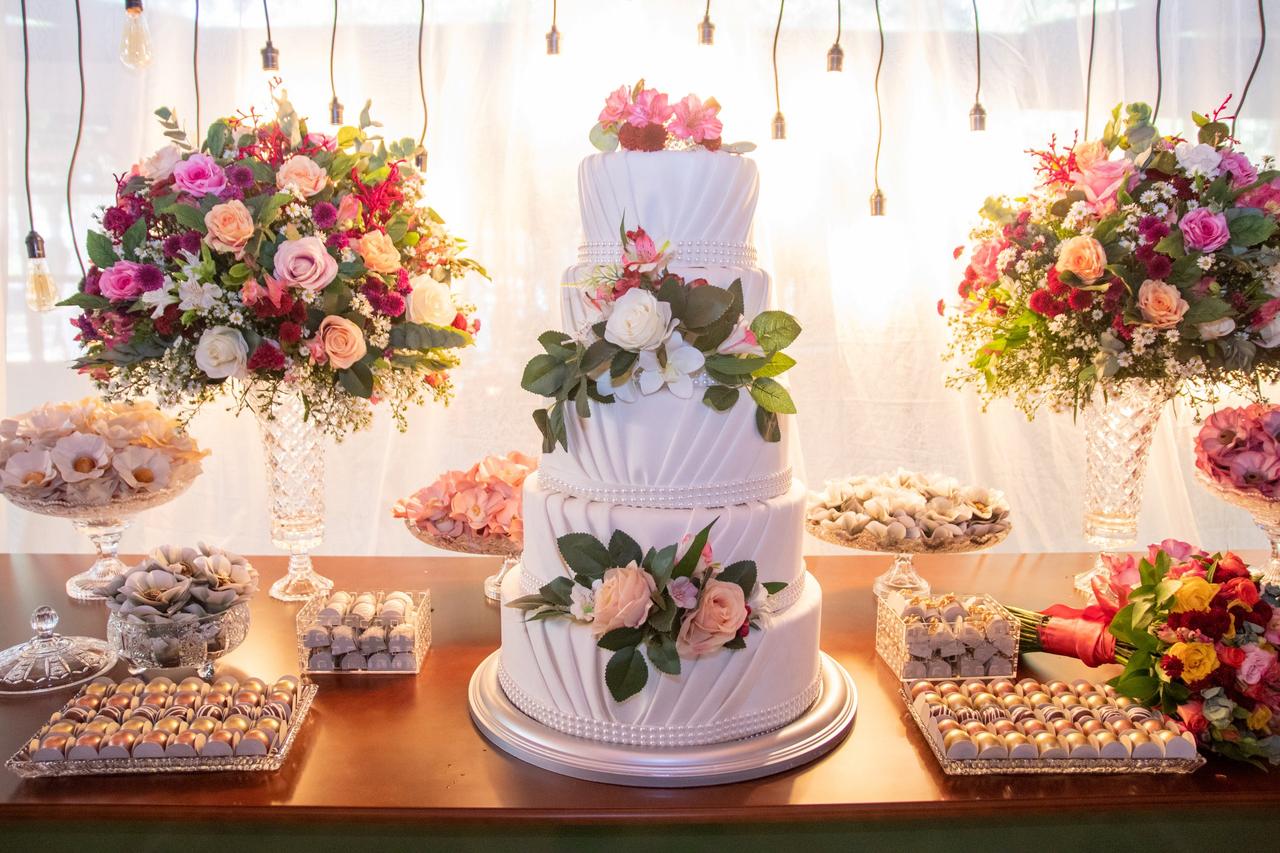 Bolo de casamento simples: veja ideias de como decorar, fazer bolos simples  
