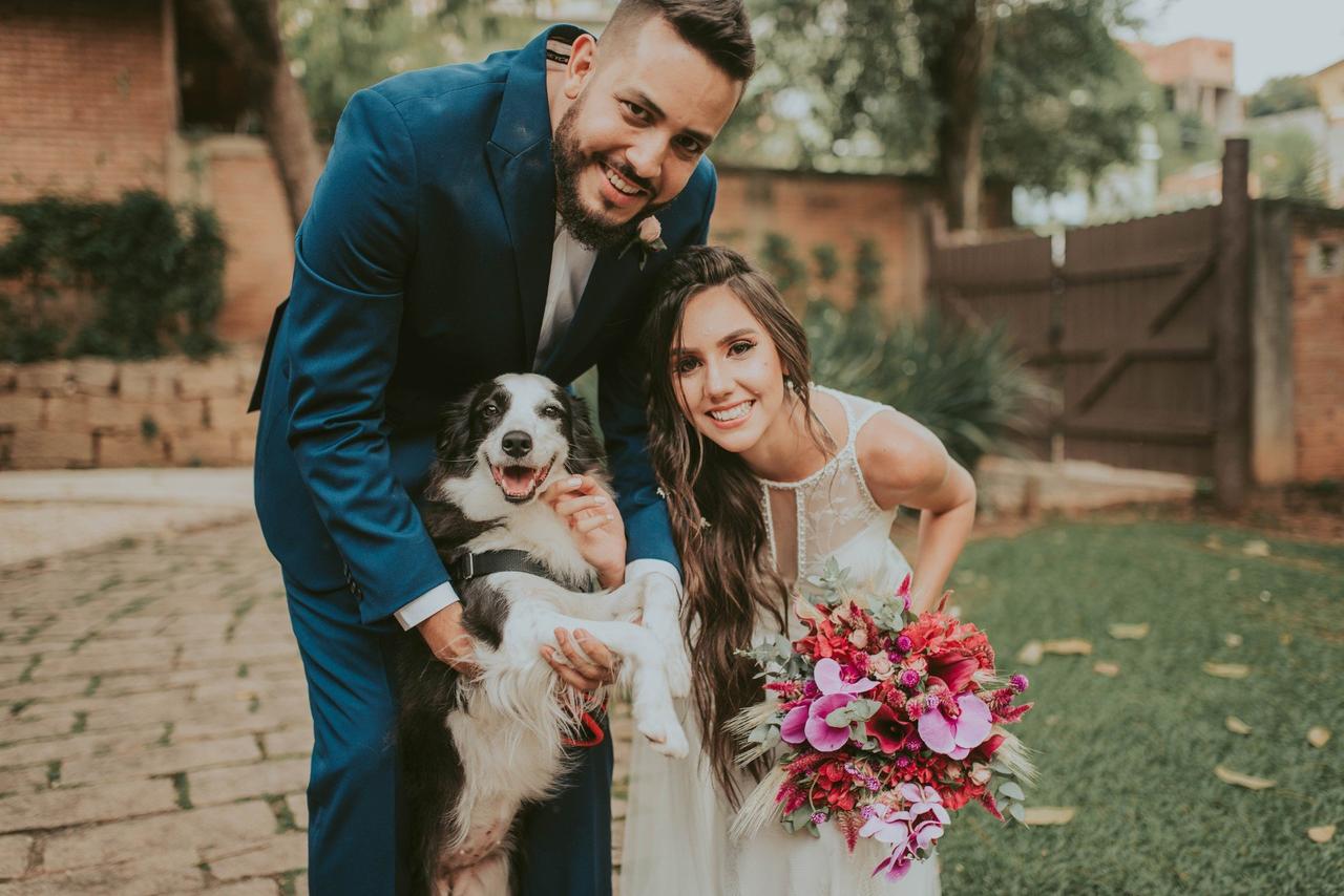 Noivos com seu cachorro no casamento