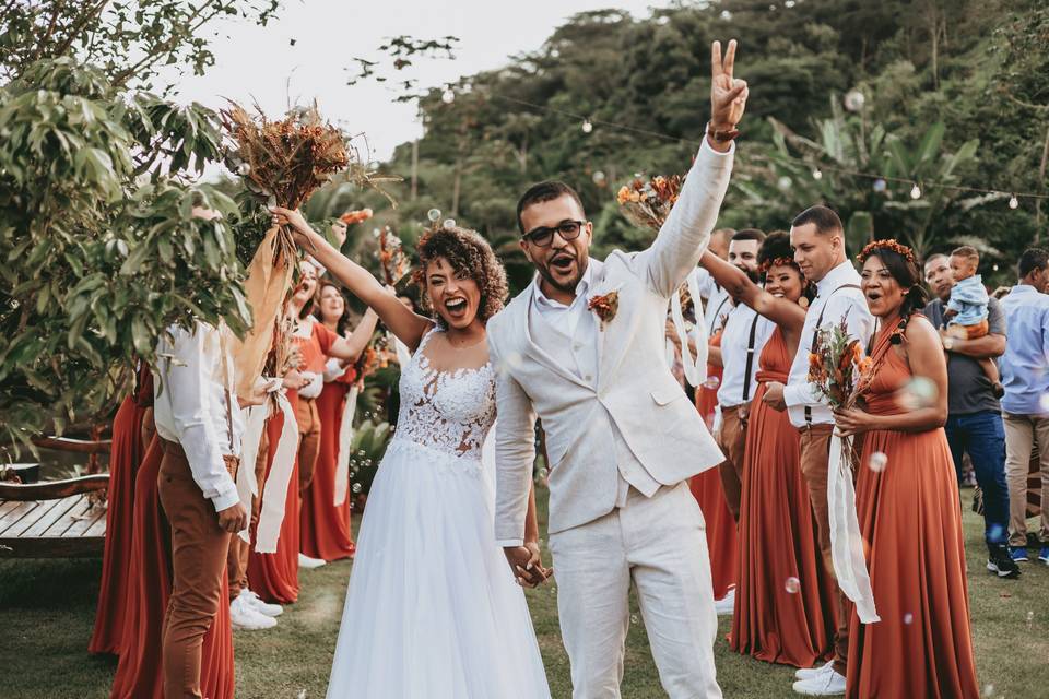 Casal feliz na saída do casamento