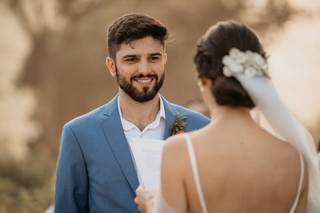 Noivo de terno azul em casamento na praia