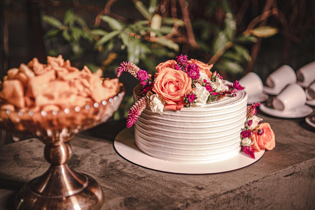 Bolo de casamento com flores