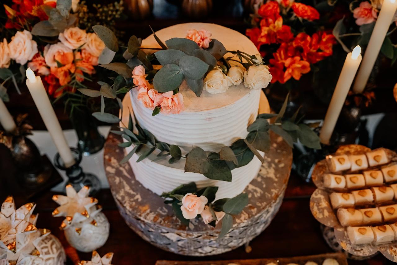Bolo de casamento para mini wedding  Fall wedding colors, Wedding cakes  with flowers, Wedding cake roses