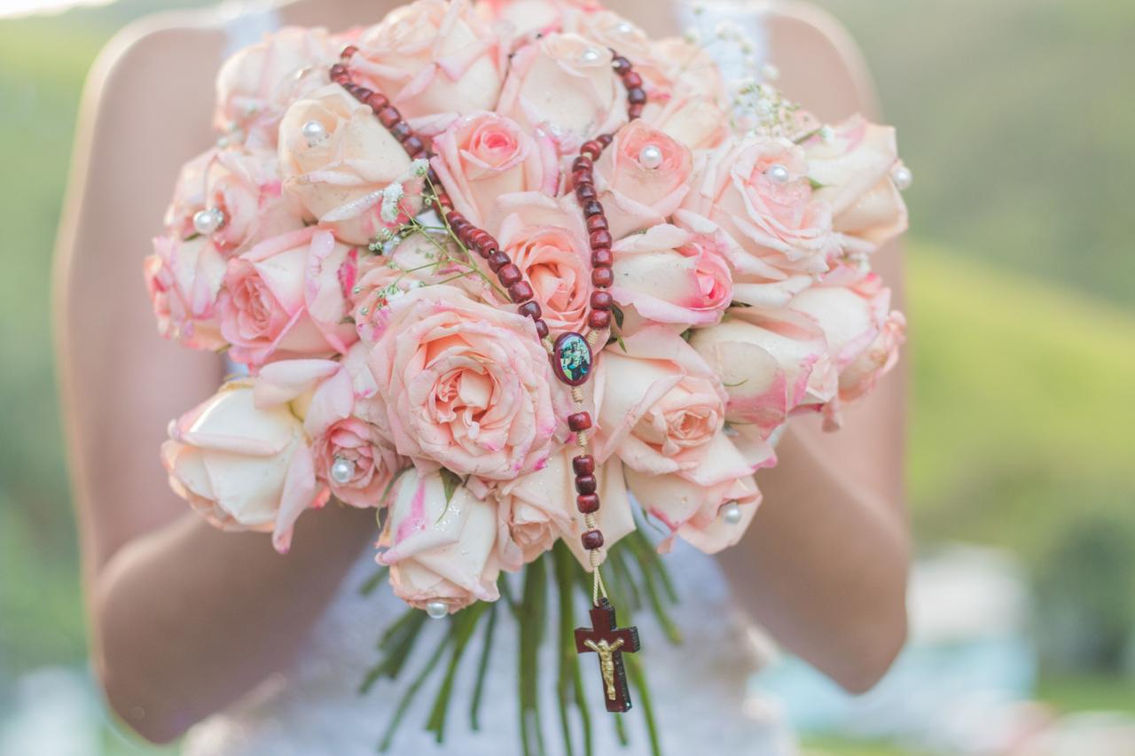 Buquê de noiva com rosas claras e pink