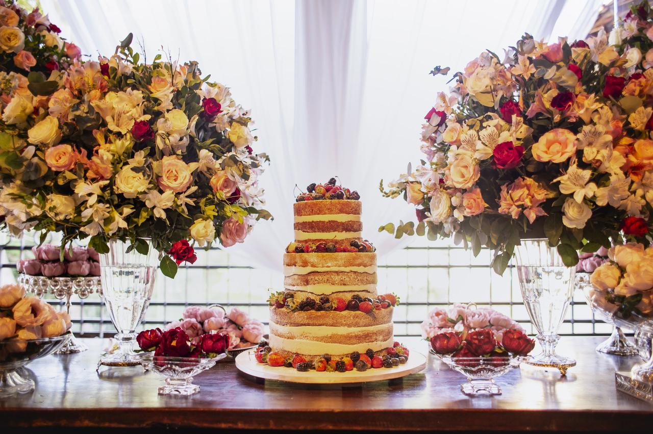 Bolo De Casamento - Jogo Sobre Foto de Stock - Imagem de adulto, machos:  104132526