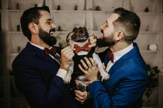 Noivos com seu cachorro no casamento