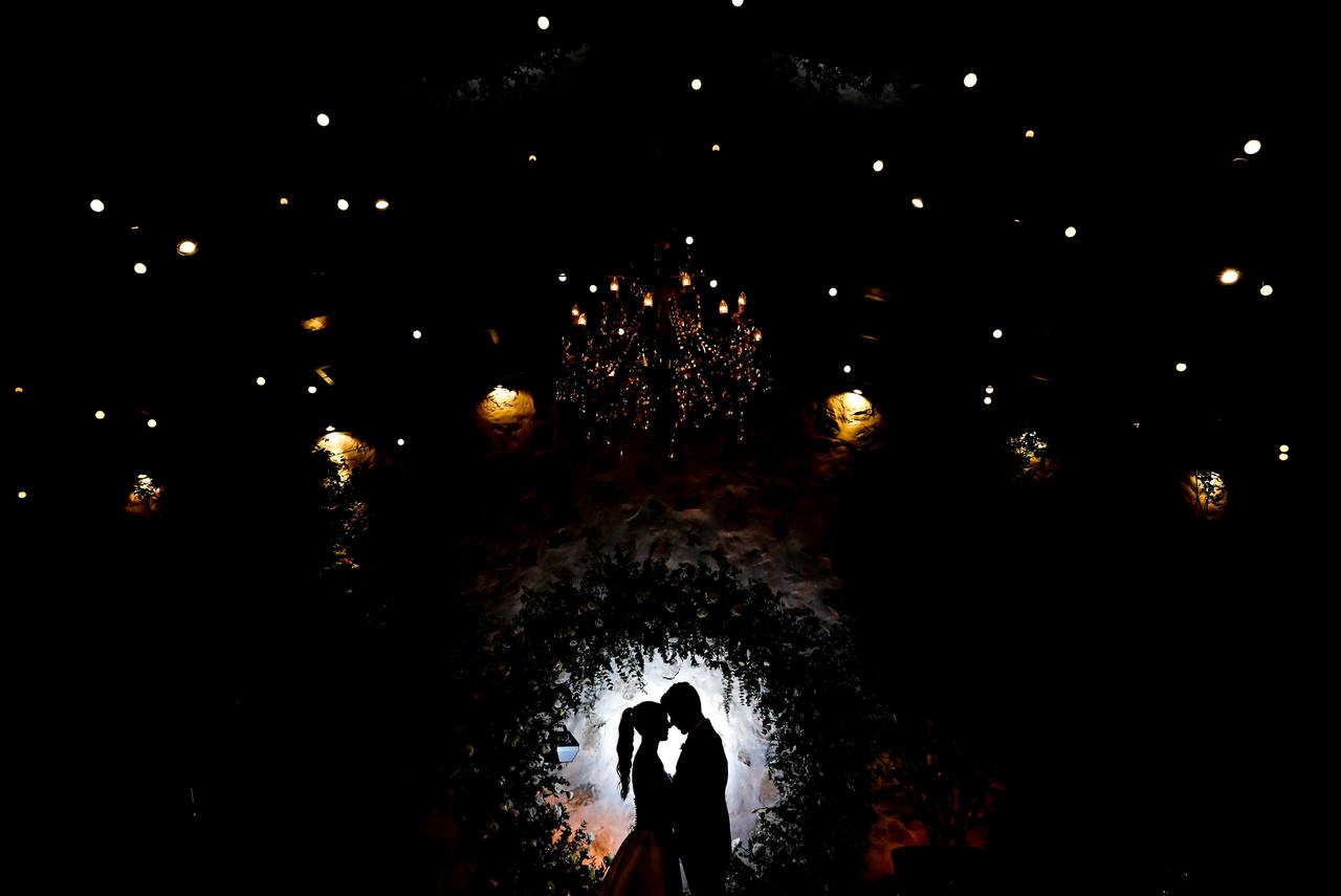 silhueta de casal à noite