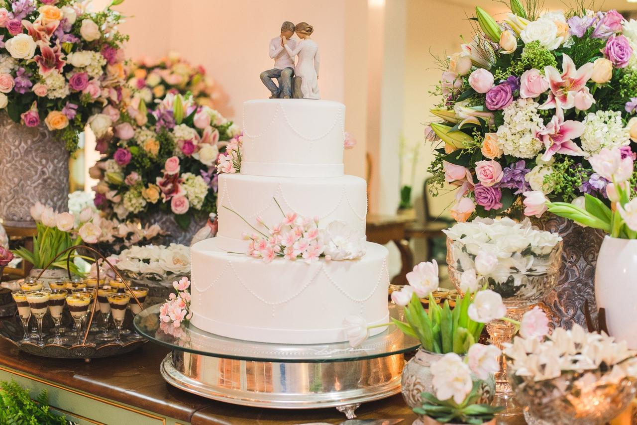 Bolo de casamento minimalista