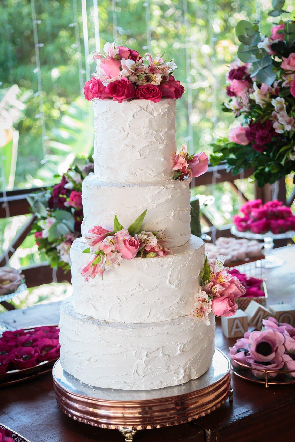 Bolo de casamento com flores